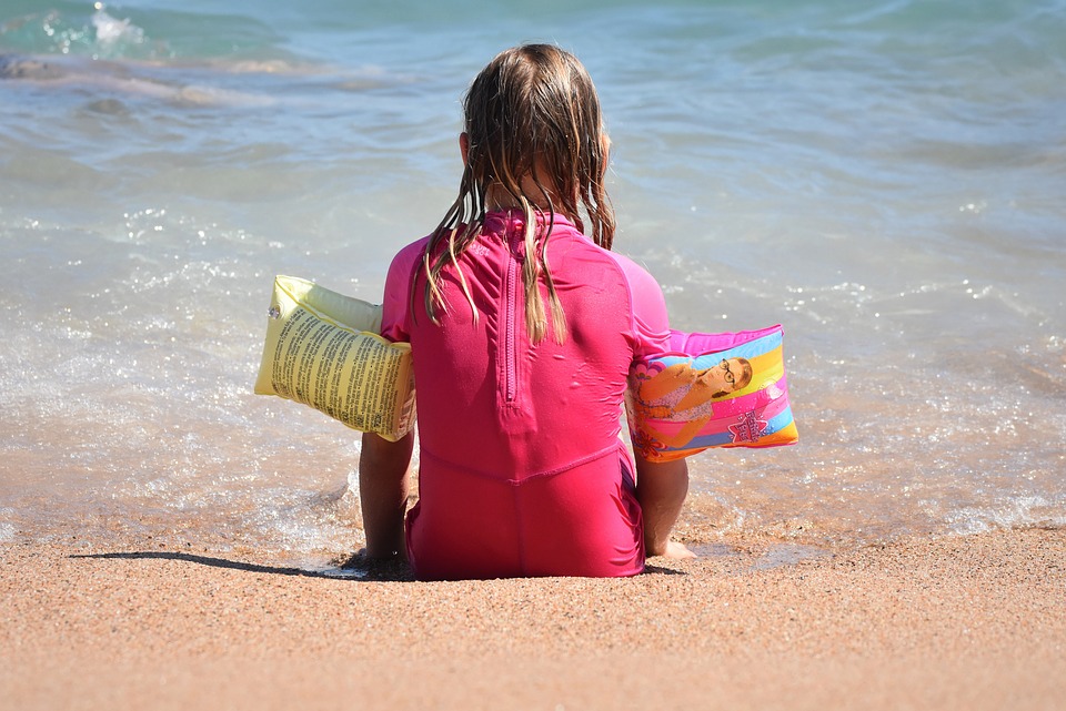 Bimba in spiaggia