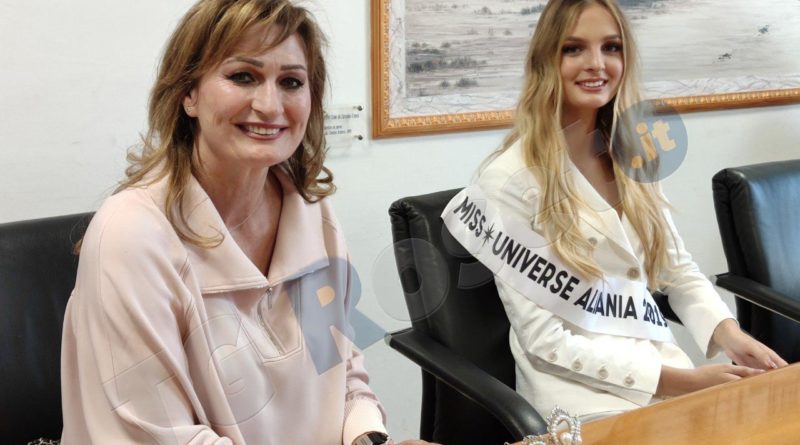 Cindy Marina Miss Universo Albania 2019 e madre