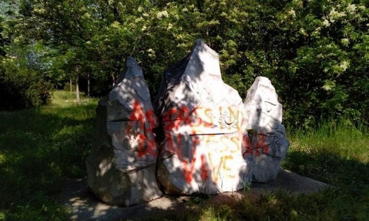 Scritte Monumento Maiella Bologna