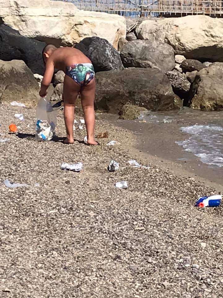 bimbo 7 anni spiaggia castellammare di stabia Napoli