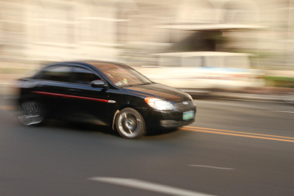 Auto che corre sulla strada