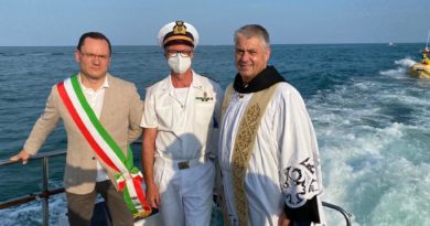 Si è rinnovata questo pomeriggio la tradizionale preghiera ai caduti del mare che ogni anno si celebra in concomitanza della festa di Santa Maria Assunta. Padre Igor, in rappresentanza di Don Pietro, ha pregato per la Città e per i caduti in mare. Questa sera non si terranno i tradizionali spari per via delle restrizioni antiassembramento, ma è importante che questa coda ferragostana non si trasformi in un pericolo per tutti i noi. Confido nella prudenza dei nostri ragazzi per questa notte.