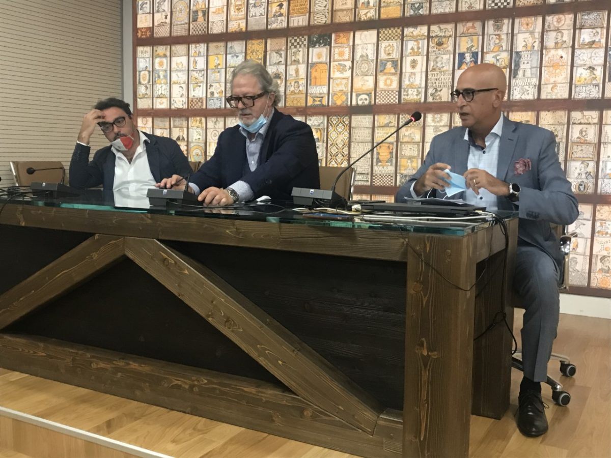 Massima allerta per i nuovi casi di Covid-19 in provincia di Teramo Un appello accorato alla responsabilità personale, quello lanciato oggi in conferenza stampa dal Dr. Pierluigi Tarquini, Responsabile di Malattie Infettive all'Ospedale di Teramo, dal Direttore Generale Maurizio Di Giosia e dal Sindaco di Teramo Gianguido D'Alberto, presente anche lui all'incontro. “Il Reparto di Malattie Infettive si è di nuovo riempito per una recrudescenza di contagi da Coronavirus che, negli ultimi giorni, sta decisamente crescendo. Al momento ci sono 12 pazienti ricoverati, tutti con polmonite, ma se nei giorni scorsi i contagi erano riconducibili a cluster familiari e contatti avvenuti in occasione di feste e incontri, stanno crescendo i pazienti che non hanno davvero idea di come abbiano potuto contrarre la malattia. Questo vuol dire che il virus sta circolando in maniera importante, soprattutto sulla costa teramana, e che con ogni probabilità ci sono molti soggetti asintomatici in grado di contagiare coloro con cui vengono a contatto. E' fondamentale, in questo momento in cui non è certo possibile pensare ad un nuovo lockdown, appellarsi alla responsabilità che ognuno di noi deve avere nel contatto con gli altri. Indossare la mascherina, rispettare le distanze e – se possibile – applicare la “regola del 6”, al momento operativa in Gran Bretagna, cioè quella di non soggiornare in luoghi chiusi in gruppi più ampi di 6 persone. Credo che le Autorità debbano comunque intensificare i controlli e sanzionare i comportamenti scorretti cui al momento assistiamo, dettati probabilmente dal rilassamento estivo che ha colto un po' tutti. E' ora di tornare, dunque, ad una maggiore responsabilità sia verso se stessi che verso gli altri.” Queste, le dichiarazioni del Dr. Tarquini, seguite a ruota da quelle del Sindaco che, oltre a rivolgere lo stesso appello ai cittadini, ha chiesto un lavoro sinergico tra tutte le Istituzioni territoriali, ma anche nazionali, poiché contro questo nemico invisibile non si può combattere da soli. D'Alberto, proprio al fine di coinvolgere i suoi colleghi, ha annunciato una imminente convocazione del Comitato Ristretto dei Sindaci per studiare strategie comuni per arginare i nuovi contagi. Il Direttore Generale Maurizio Di Giosia ha riferito, poi, di aver riaperto ai pazienti Covid l'Unità Operativa di Pneumologia che, al momento, ospita già 3 dei 12 ricoverati al Mazzini, ai quali bisogna aggiungere altre 5 persone Covid positive, ricoverate presso la RSA di Bivio Bellocchio a Giulianova. La raccomandazione finale, rivolta a tutti, è quella di vaccinarsi contro l'influenza stagionale, soprattutto in vista della compresenza del Covid-19. La vaccinazione anti influenzale, infatti, non solo è utile a poter distinguere tra le due infezioni, ma anche perché un recente studio scientifico ha dimostrato come i virus influenzali facilitino l'ingresso del coronavirus nei polmoni, aumentando il numero dei recettori con cui il Covid si può legare.